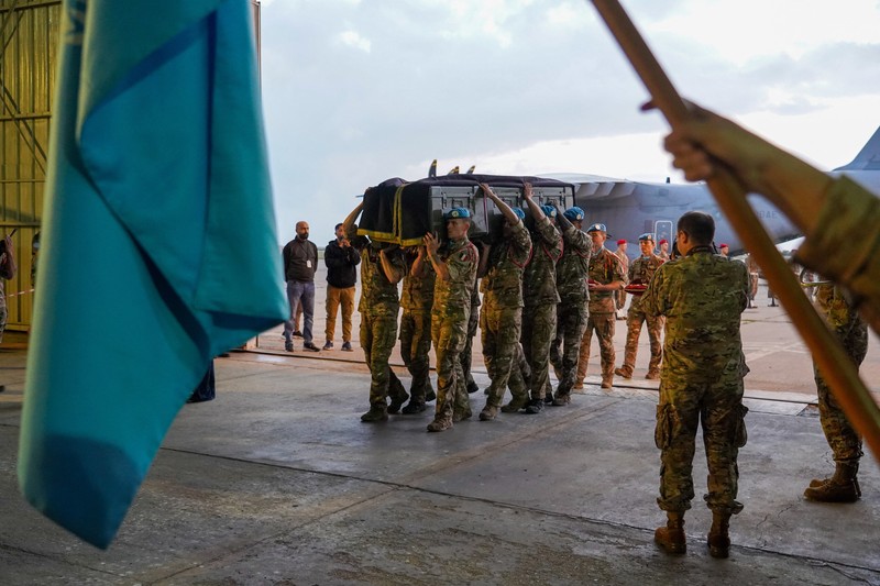UNIFIL memberikan penghormatan kepada pasukan penjaga perdamaian Prancis yang tewas di Lebanon selatan, di Beirut, Lebonon, Mimggu (19/4/2026). (Haidar Fahs/UNIFIL/Handout via REUTERS)