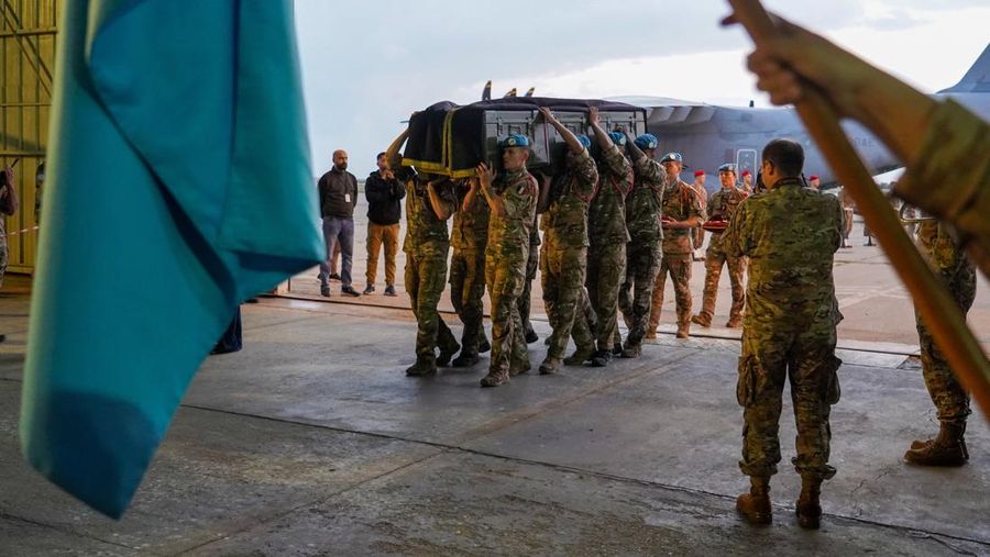 UNIFIL memberikan penghormatan kepada pasukan penjaga perdamaian Prancis yang tewas di Lebanon selatan, di Beirut, Lebonon, Mimggu (19/4/2026). (Haidar Fahs/UNIFIL/Handout via REUTERS)