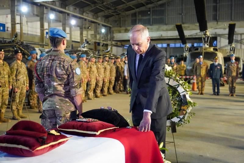 UNIFIL memberikan penghormatan kepada pasukan penjaga perdamaian Prancis yang tewas di Lebanon selatan, di Beirut, Lebonon, Mimggu (19/4/2026). (Haidar Fahs/UNIFIL/Handout via REUTERS)