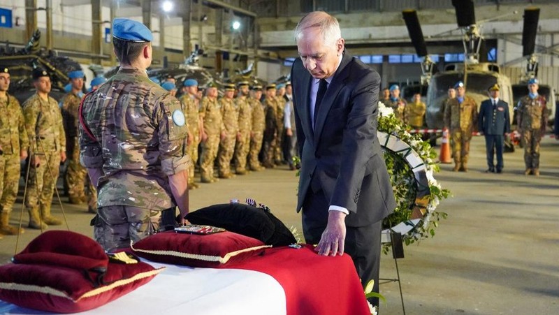 UNIFIL memberikan penghormatan kepada pasukan penjaga perdamaian Prancis yang tewas di Lebanon selatan, di Beirut, Lebonon, Mimggu (19/4/2026). (Handout / UNIFIL / AFP)