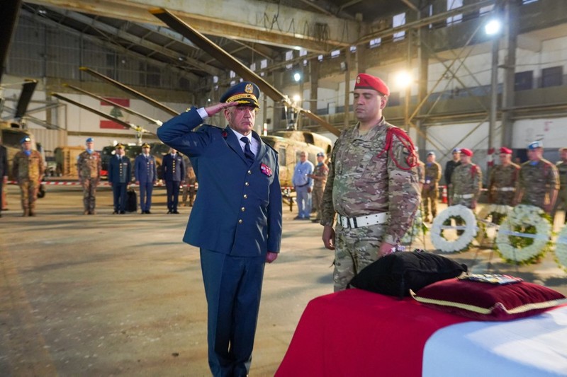 UNIFIL memberikan penghormatan kepada pasukan penjaga perdamaian Prancis yang tewas di Lebanon selatan, di Beirut, Lebonon, Mimggu (19/4/2026). (Haidar Fahs/UNIFIL/Handout via REUTERS)