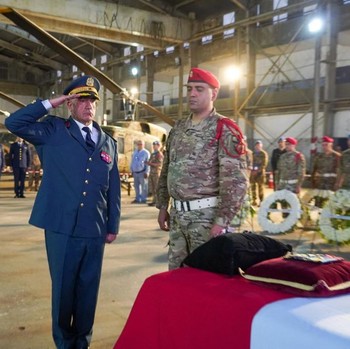 UNIFIL memberikan penghormatan kepada pasukan penjaga perdamaian Prancis yang tewas di Lebanon selatan, di Beirut, Lebonon, Mimggu (19/4/2026). (Handout / UNIFIL / AFP)