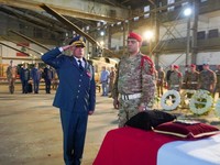 UNIFIL memberikan penghormatan kepada pasukan penjaga perdamaian Prancis yang tewas di Lebanon selatan, di Beirut, Lebonon, Mimggu (19/4/2026). (Handout / UNIFIL / AFP)