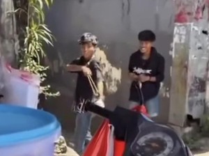 3 Remaja Santai Tenteng Busur-Isap Lem di Pinggir Jalan Makassar