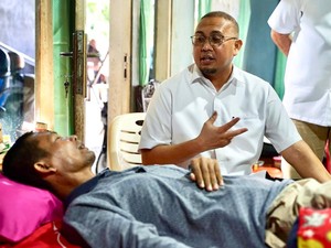 Andre Rosiade Beri Bantuan ke Sopir Penderita Saraf Kejepit di Padang