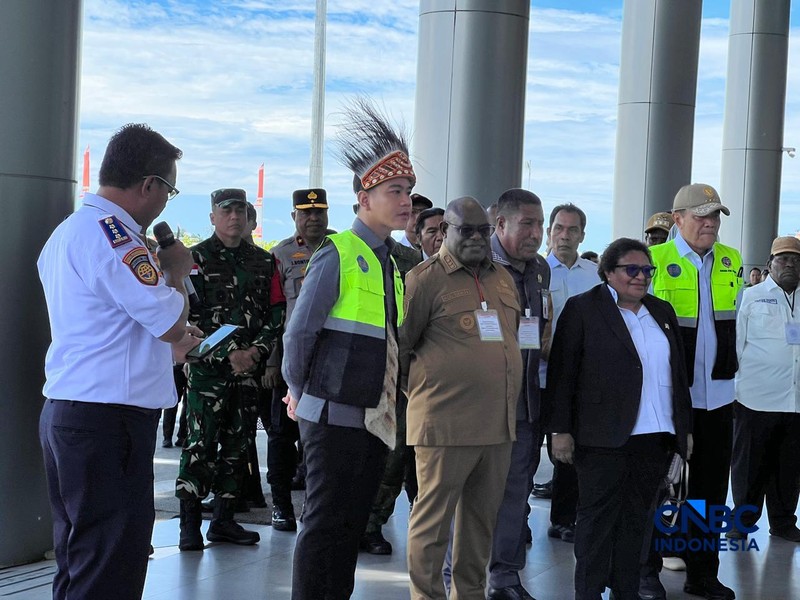 Wakil Presiden Gibran Rakabuming meninjau Bandara Douw Aturure di Nabire, Papua Tengah, Senin (20/4/2026). (CNBC Indonesia/Halima Sa&rsquo;diyah)
