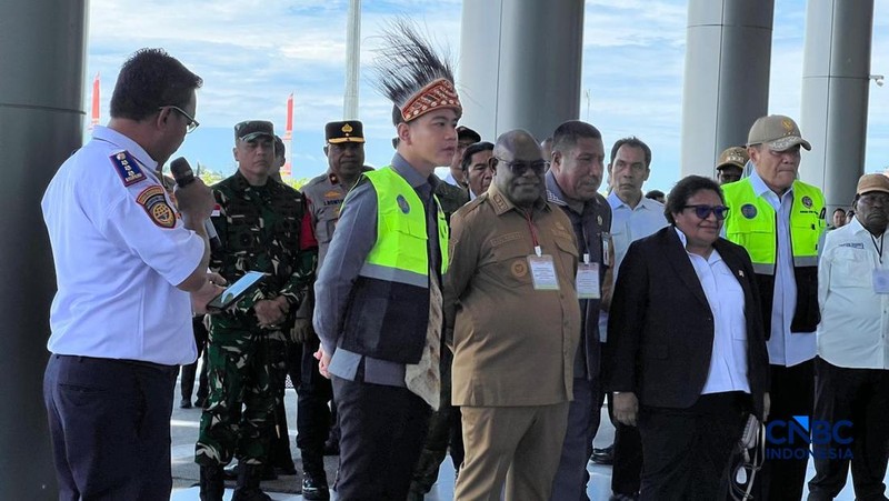 Wakil Presiden Gibran Rakabuming meninjau Bandara Douw Aturure di Nabire, Papua Tengah, Senin (20/4/2026)