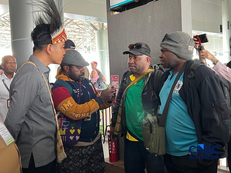 Wakil Presiden Gibran Rakabuming meninjau Bandara Douw Aturure di Nabire, Papua Tengah, Senin (20/4/2026). (CNBC Indonesia/Halima Sa&rsquo;diyah)