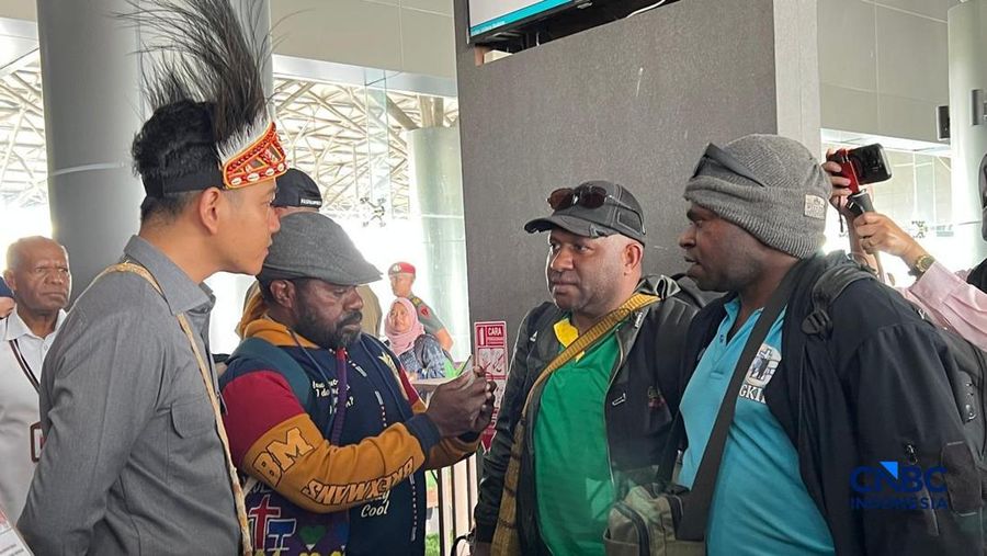 Wakil Presiden Gibran Rakabuming meninjau Bandara Douw Aturure di Nabire, Papua Tengah, Senin (20/4/2026)