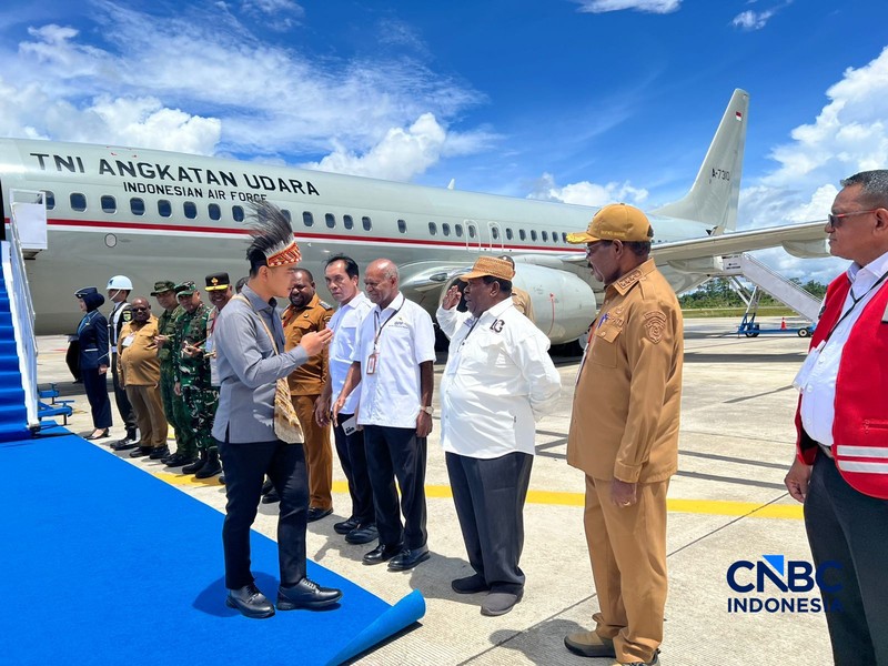 Wakil Presiden Gibran Rakabuming meninjau Bandara Douw Aturure di Nabire, Papua Tengah, Senin (20/4/2026). (CNBC Indonesia/Halima Sa&rsquo;diyah)