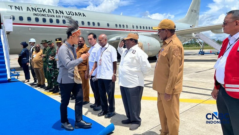Wakil Presiden Gibran Rakabuming meninjau Bandara Douw Aturure di Nabire, Papua Tengah, Senin (20/4/2026).