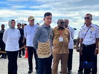 Wakil Presiden Gibran Rakabuming meninjau Pelabuhan Nabire. (CNBC Indonesia/Halimatus Sa'diyah)