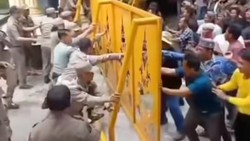 Warga Demo soal Bantuan Banjir di Kantor Bupati Langkat, Pagar Roboh