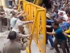 Warga Demo soal Bantuan Banjir di Kantor Bupati Langkat, Pagar Roboh