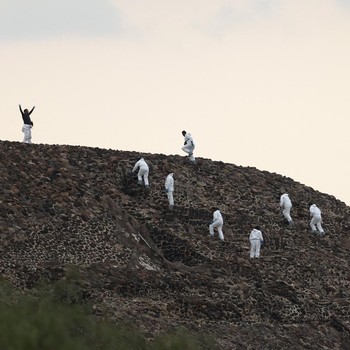 Aksi penembakan terjadi di situs arkeologi Teotihuacan di Meksiko. Satu orang wanita yang merupakan warga Kanada tewas dan empat orang lainnya terluka, Selasa (21/4/2026). (REUTERS/Luis Cortes)