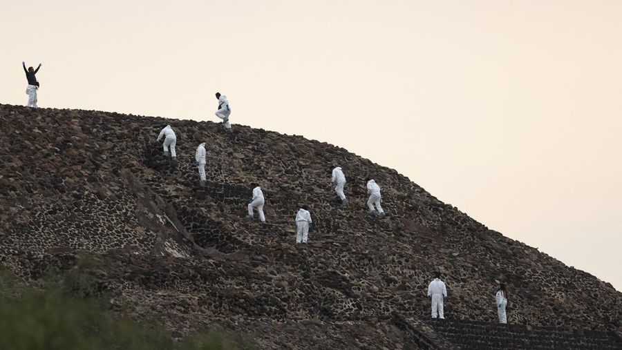 Aksi penembakan terjadi di situs arkeologi Teotihuacan di Meksiko. Satu orang wanita yang merupakan warga Kanada tewas dan empat orang lainnya terluka, Selasa (21/4/2026). (REUTERS/Luis Cortes)