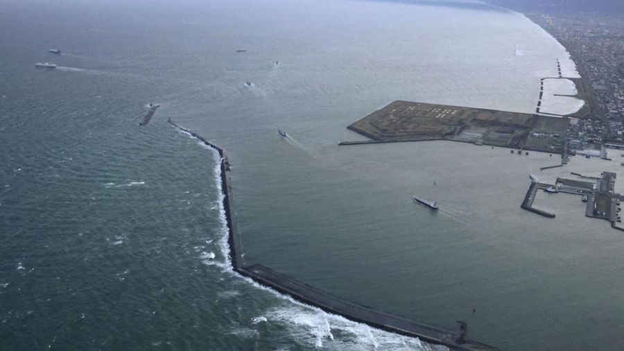 Foto udara menujukkan garis pantai Tomakomai, Prefektur Hokkaido, Jepang, setelah peringatan tsunami dikeluarkan menyusul gempa bumi, Senin (20/4/2026). (via REUTERS/KYODO)