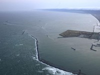 Foto udara menujukkan garis pantai Tomakomai, Prefektur Hokkaido, Jepang, setelah peringatan tsunami dikeluarkan menyusul gempa bumi, Senin (20/4/2026). (via REUTERS/KYODO)