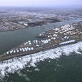 Foto udara menujukkan garis pantai Tomakomai, Prefektur Hokkaido, Jepang, setelah peringatan tsunami dikeluarkan menyusul gempa bumi, Senin (20/4/2026). (via REUTERS/KYODO)