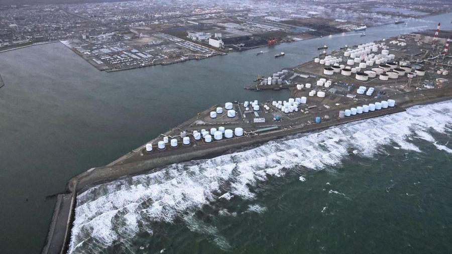 Foto udara menujukkan garis pantai Tomakomai, Prefektur Hokkaido, Jepang, setelah peringatan tsunami dikeluarkan menyusul gempa bumi, Senin (20/4/2026). (via REUTERS/KYODO)