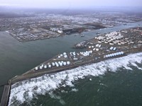 Foto udara menujukkan garis pantai Tomakomai, Prefektur Hokkaido, Jepang, setelah peringatan tsunami dikeluarkan menyusul gempa bumi, Senin (20/4/2026). (via REUTERS/KYODO)