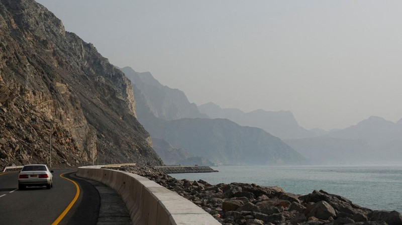 Iran kembali membuka jalur pelayaran kapal-kapal komersial di Selat Hormuz pada Senin (20/4) setelah sempat menutup selat tersebut pada Sabtu (18/4). (REUTERS/Stringer)