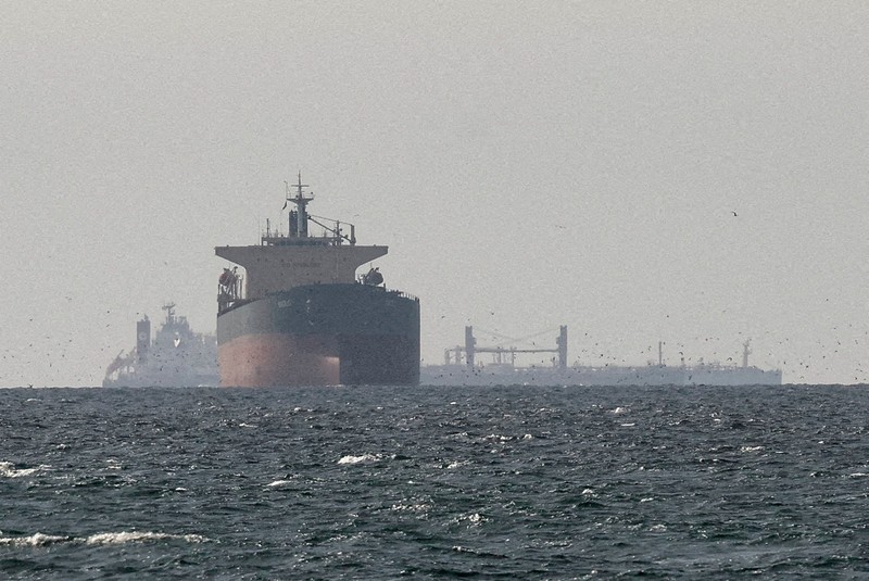 Iran kembali membuka jalur pelayaran kapal-kapal komersial di Selat Hormuz pada Senin (20/4) setelah sempat menutup selat tersebut pada Sabtu (18/4). (REUTERS/Stringer)