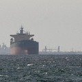 Iran kembali membuka jalur pelayaran kapal-kapal komersial di Selat Hormuz pada Senin (20/4) setelah sempat menutup selat tersebut pada Sabtu (18/4). (REUTERS/Stringer)