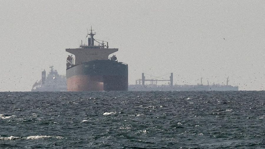 Iran kembali membuka jalur pelayaran kapal-kapal komersial di Selat Hormuz pada Senin (20/4) setelah sempat menutup selat tersebut pada Sabtu (18/4). (REUTERS/Stringer)