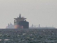 Iran kembali membuka jalur pelayaran kapal-kapal komersial di Selat Hormuz pada Senin (20/4) setelah sempat menutup selat tersebut pada Sabtu (18/4). (REUTERS/Stringer)
