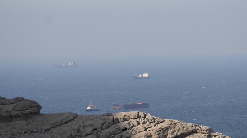 Iran kembali membuka jalur pelayaran kapal-kapal komersial di Selat Hormuz pada Senin (20/4) setelah sempat menutup selat tersebut pada Sabtu (18/4). (REUTERS/Stringer)