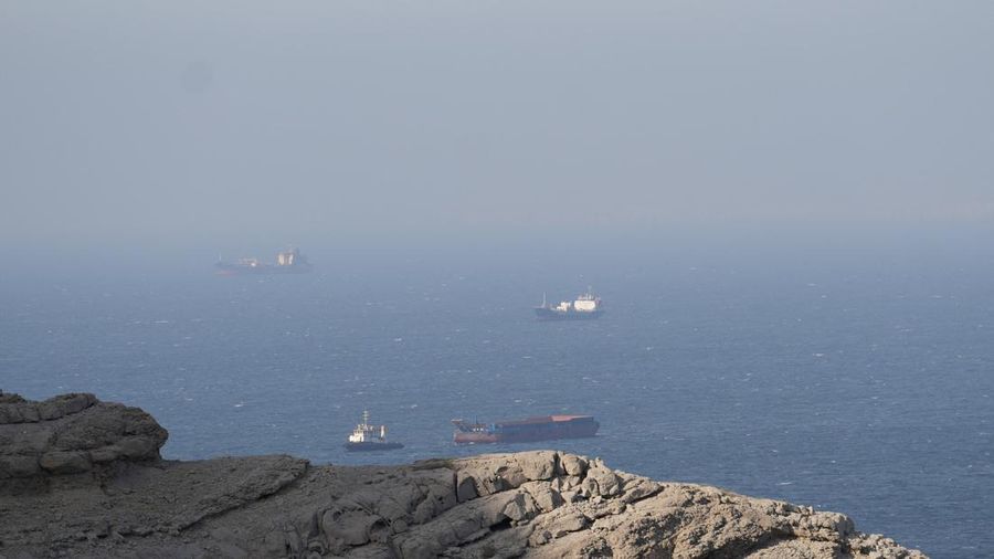 Iran kembali membuka jalur pelayaran kapal-kapal komersial di Selat Hormuz pada Senin (20/4) setelah sempat menutup selat tersebut pada Sabtu (18/4). (REUTERS/Stringer)