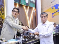 Menaker Yassierli menyerahkan Daftar Inventarisasi Masalah (DIM) Rancangan Undang-Undang Perlindungan Pekerja Rumah Tangga (RUU PPRT) kepada DPR RI. (Dok: Kemnaker)