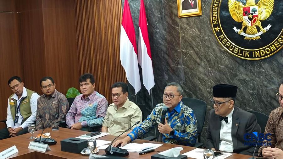 Menteri Koordinator Bidang Pangan, Zulkifli Hasan saat konferensi pers usai melakukan Rapat Koordinasi Terbatas (Rakortas) tentang Kesiapan Pemenuhan Pangan untuk Haji 2026 bersama Kementerian/Lembaga terkait, di kantornya, Jakarta, Selasa (21/4/2026