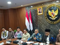 Menteri Koordinator Bidang Pangan, Zulkifli Hasan saat konferensi pers usai melakukan Rapat Koordinasi Terbatas (Rakortas) tentang Kesiapan Pemenuhan Pangan untuk Haji 2026 bersama Kementerian/Lembaga terkait, di kantornya, Jakarta, Selasa (21/4/2026