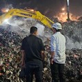 Menteri LH/Kepala BPLH, Hanif Faisol Nurofiq saat meninjau tempa pengelolaan sampah. (Dok. KemenLH)