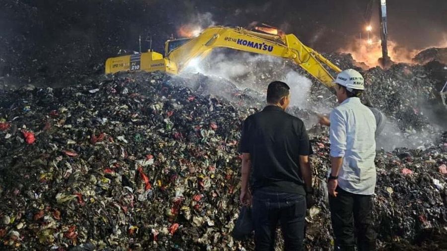 Menteri LH/Kepala BPLH, Hanif Faisol Nurofiq saat meninjau tempa pengelolaan sampah. (Dok. KemenLH)