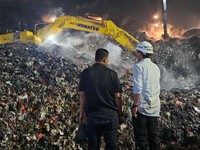 Menteri LH/Kepala BPLH, Hanif Faisol Nurofiq saat meninjau tempa pengelolaan sampah. (Dok. KemenLH)