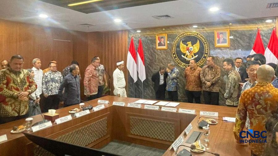 (Dari kiri ke kanan) Menteri Lingkungan Hidup/Kepala BPLH Hanif Faisol Nurofiq, Menteri Koordinator Bidang Pangan Zulkifli Hasan, Chief Investment Officer Pandu Sjahrir, Kepala BRIN Arif Satria dalam acara Penandatanganan Bersama PKS antara Pemda dan
