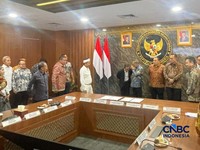 (Dari kiri ke kanan) Menteri Lingkungan Hidup/Kepala BPLH Hanif Faisol Nurofiq, Menteri Koordinator Bidang Pangan Zulkifli Hasan, Chief Investment Officer Pandu Sjahrir, Kepala BRIN Arif Satria dalam acara Penandatanganan Bersama PKS antara Pemda dan