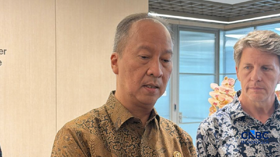 Menteri Perindustrian Agus Gumiwang Kartasasmita dan Gordon Shukwit, Senior Director, Apple Developer Academy, ditemui usai acara pembukaan Apple Developer Institute di Autograph Tower, Jakarta, Selasa (21/4/2026). (CNBC Indonesia/Intan Rakhmayanti D
