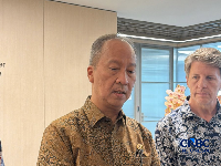 Menteri Perindustrian Agus Gumiwang Kartasasmita dan Gordon Shukwit, Senior Director, Apple Developer Academy, ditemui usai acara pembukaan Apple Developer Institute di Autograph Tower, Jakarta, Selasa (21/4/2026). (CNBC Indonesia/Intan Rakhmayanti D