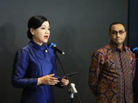 Ketua Dewan Komisioner OJK, Friderica Widyasari Dewi bersama dengan Kepala Eksekutif Pasar Modal, Keuangan Derivatif dan Bursa Karbon OJK, Hasan Fawzi.