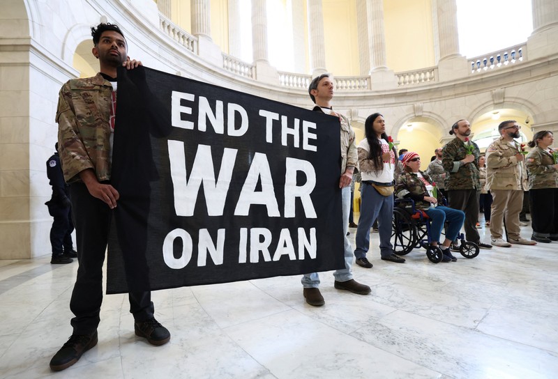 Para veteran dari kelompok About Face melakukan upacara melipat bendera sebagai bentuk protes terhadap perang Iran, di Rotunda Gedung Kantor Cannon House di Capitol Hill di Washington, D.C., AS, 20 April 2026. (REUTERS/Kevin Lamarque)