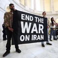 Para veteran dari kelompok About Face dan anggota keluarga militer memprotes perang Iran di Rotunda Gedung Kantor Cannon House di Capitol Hill, Washington, D.C., AS, 20 April 2026. (REUTERS/Kevin Lamarque)