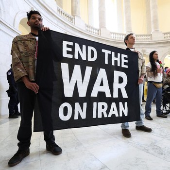 Para veteran dari kelompok About Face dan anggota keluarga militer memprotes perang Iran di Rotunda Gedung Kantor Cannon House di Capitol Hill, Washington, D.C., AS, 20 April 2026. (REUTERS/Kevin Lamarque)