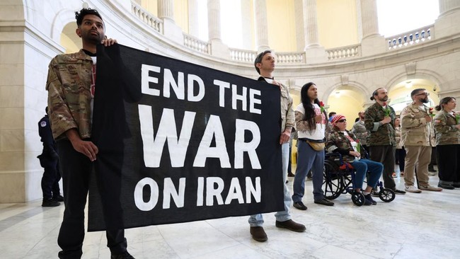 Potret Veteran AS Serbu DPR, Tuntut Perang Iran Dihentikan