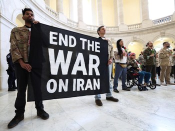 Para veteran dari kelompok About Face dan anggota keluarga militer memprotes perang Iran di Rotunda Gedung Kantor Cannon House di Capitol Hill, Washington, D.C., AS, 20 April 2026. (REUTERS/Kevin Lamarque)