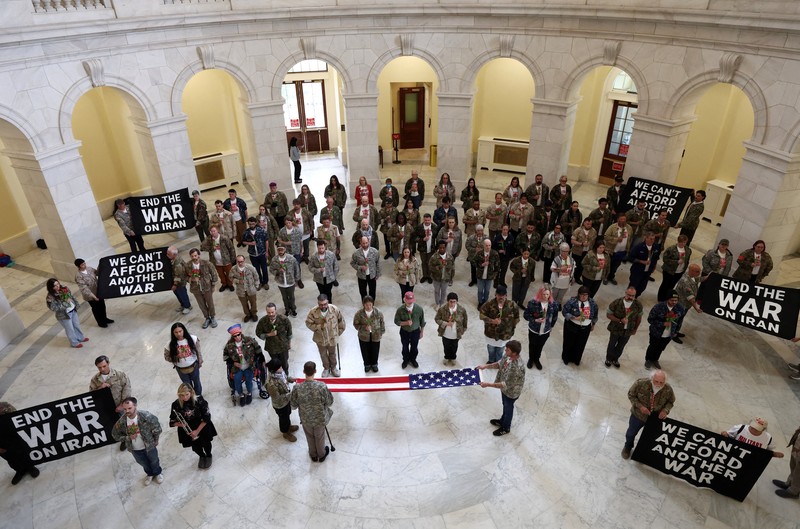 Para veteran dari kelompok About Face melakukan upacara melipat bendera sebagai bentuk protes terhadap perang Iran, di Rotunda Gedung Kantor Cannon House di Capitol Hill di Washington, D.C., AS, 20 April 2026. (REUTERS/Kevin Lamarque)