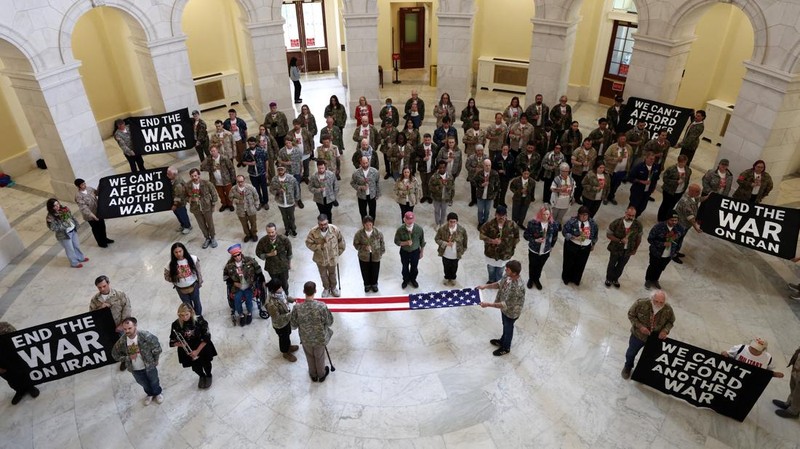 Para veteran dari kelompok About Face melakukan upacara melipat bendera sebagai bentuk protes terhadap perang Iran, di Rotunda Gedung Kantor Cannon House di Capitol Hill di Washington, D.C., AS, 20 April 2026. (REUTERS/Kevin Lamarque)